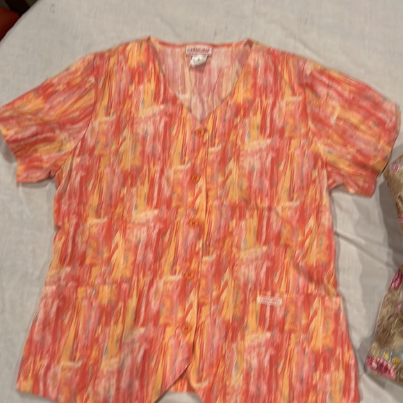 Bundle of 2 MED SCRUB tops - Picture 3 of 7